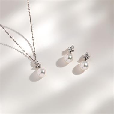 18ct White Gold Pearl and Mixed Diamond Necklace thumbnail