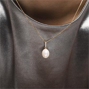18ct Yellow Gold Freshwater Pearl and Diamond Pendant thumbnail