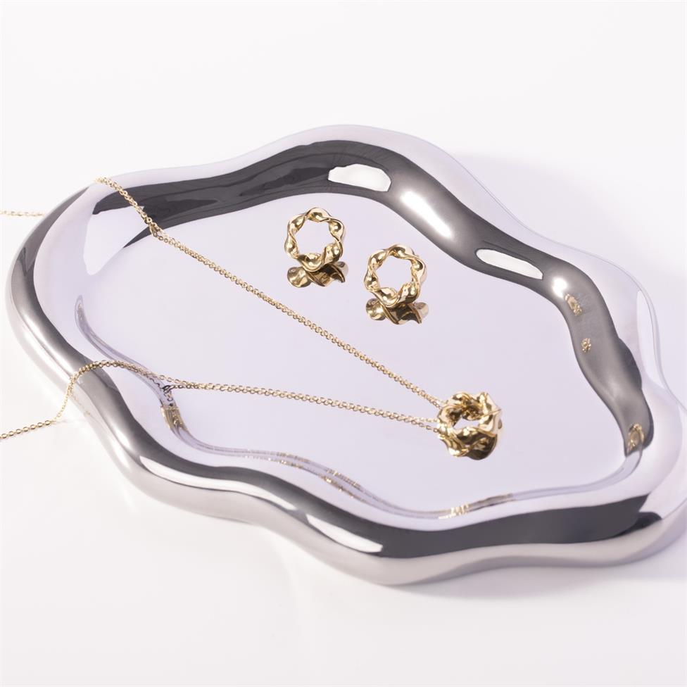 Aira 18ct Yellow Gold Twisted Circle Stud Earrings Thumbnail Image 2